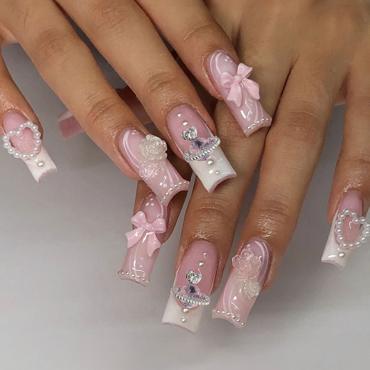 Kreatives Kunstnagelset mit zarten Perlen- und Glanzakzenten Brehn