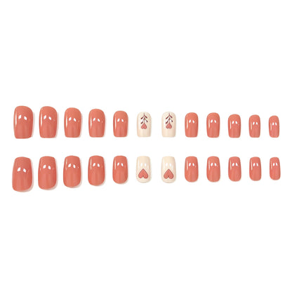 Stylische Herzmuster-Nagelkunstverbesserungen Brehn