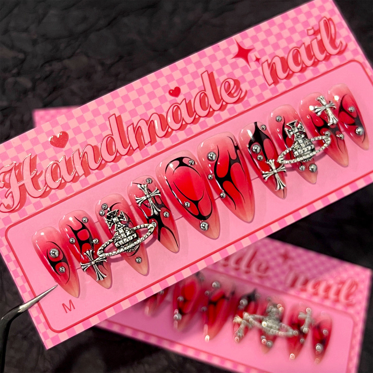 Kunstvolle Kunstnägel mit einzigartigen Designs und Glitzerakzenten Brehn