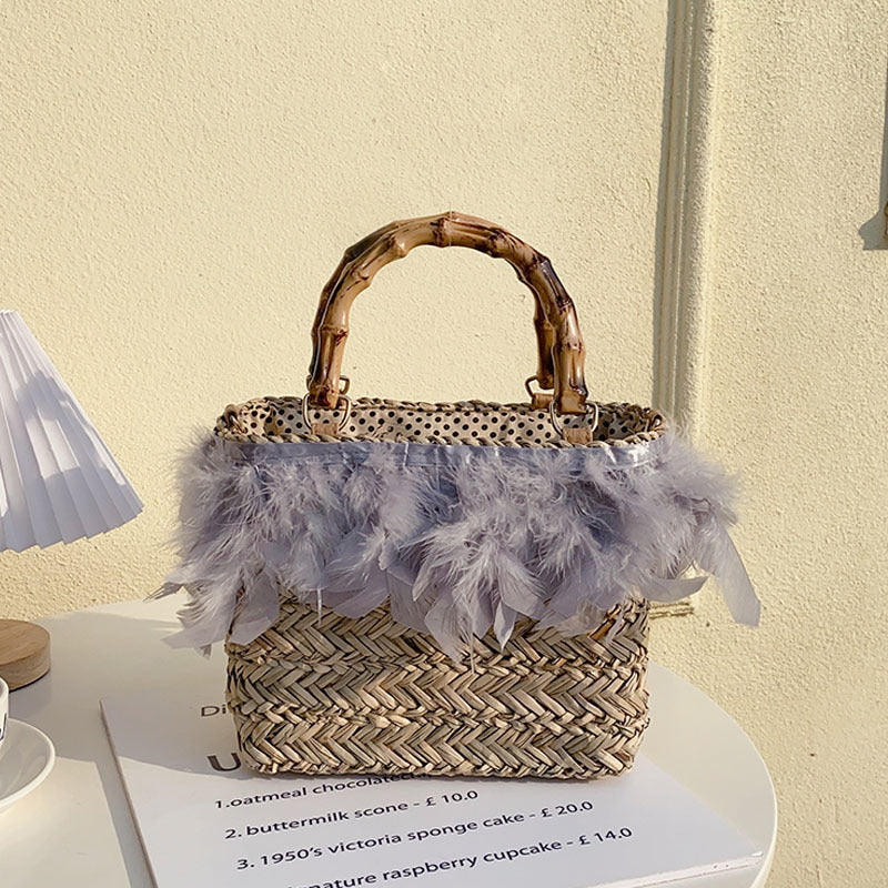 Damen Handtasche mit eleganter Federverzierung und strukturiertem Korbdesign Brehn