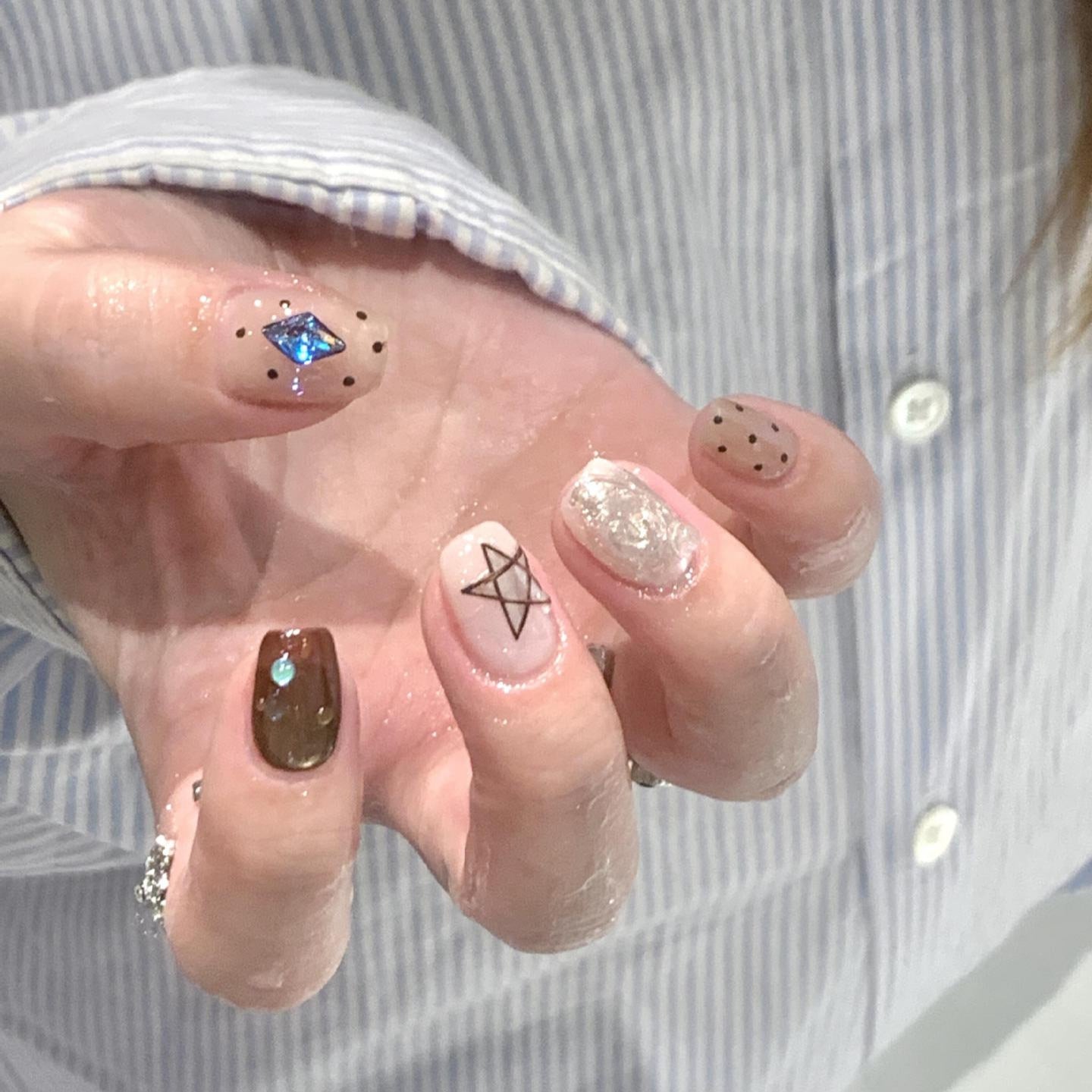 Kunstnagelset mit Kreativen Geometrischen und Funkelnden Akzenten Brehn