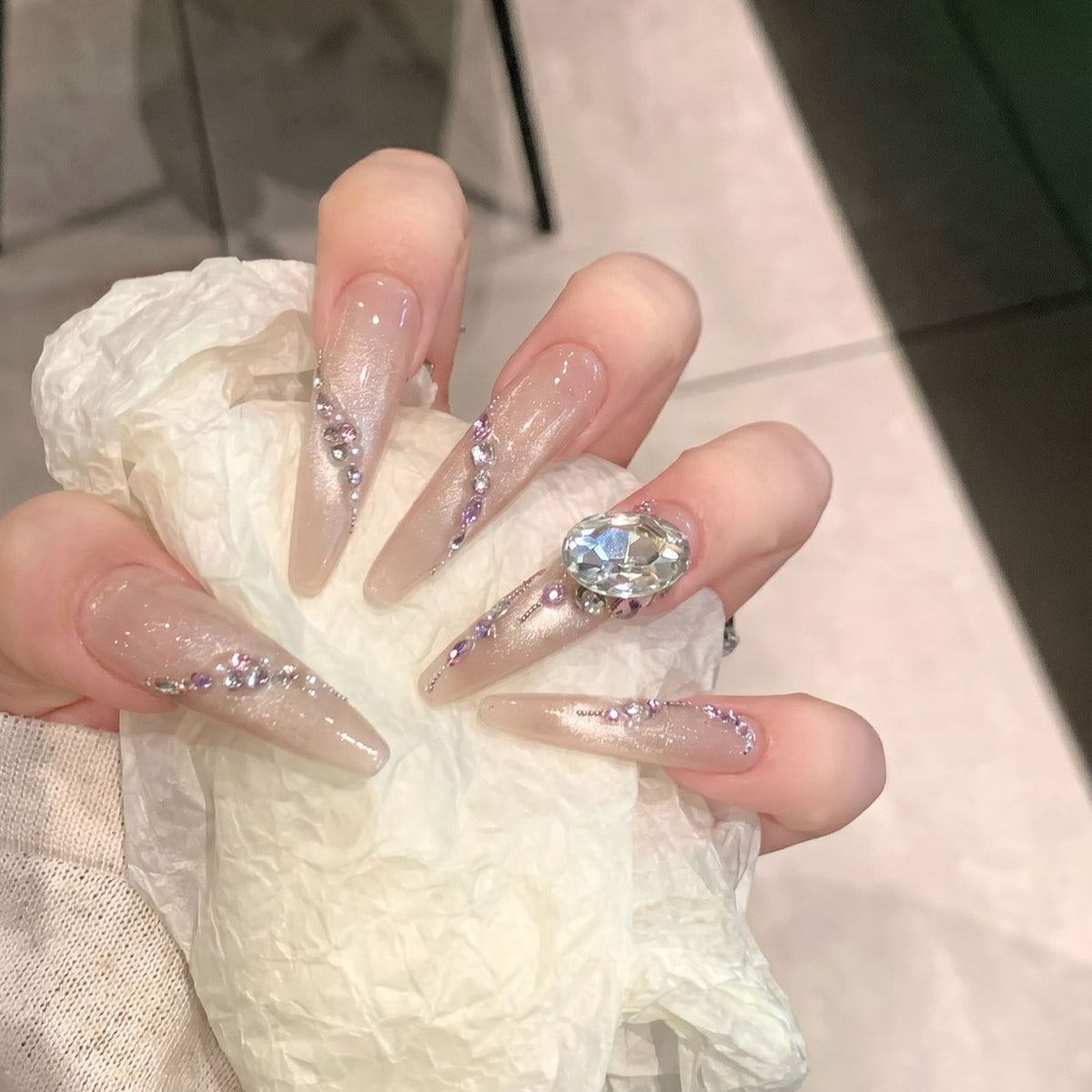 Glamouröse mit Strass verzierte Stiletto Press-On Nägel Brehn