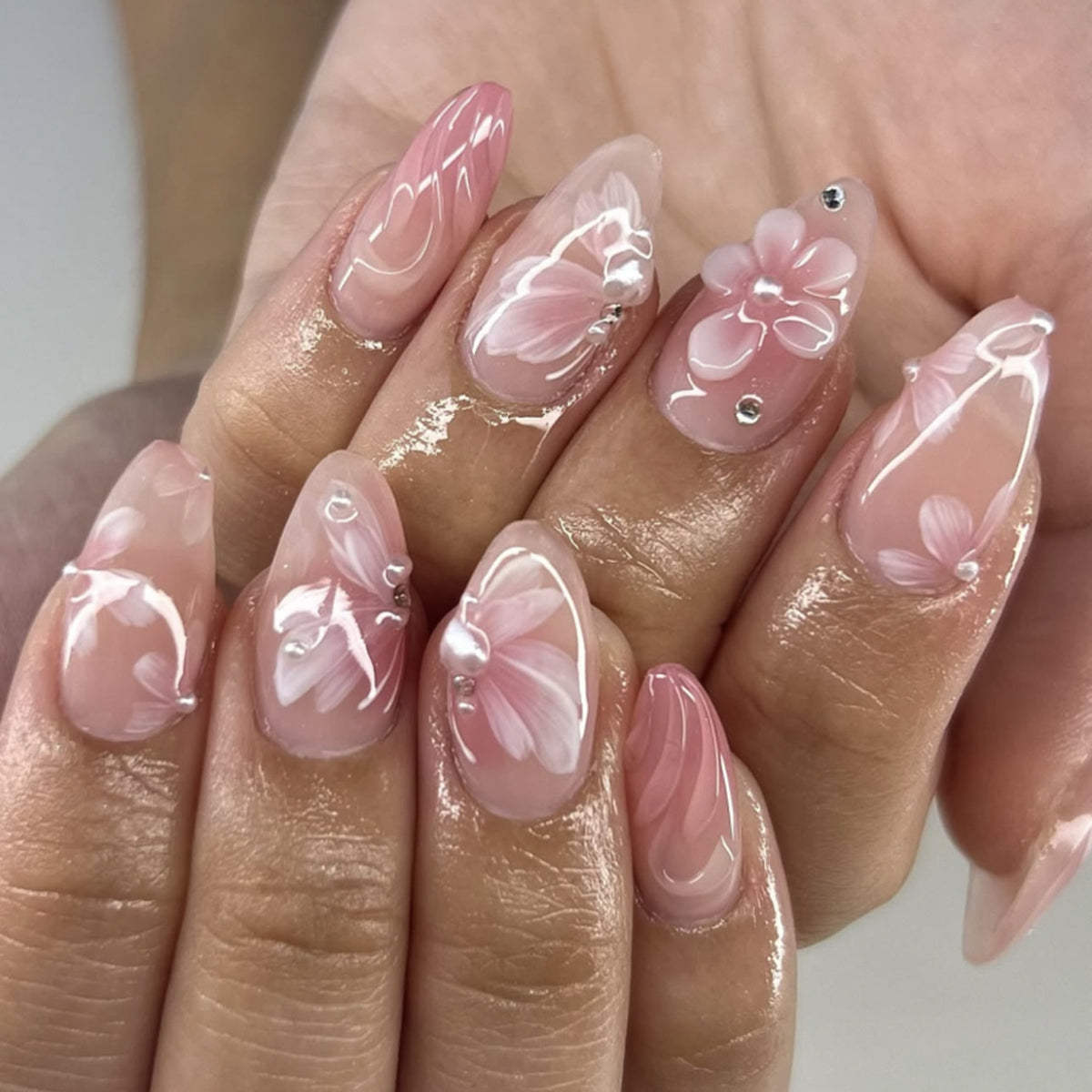 Kunstvolle Nagelverlängerungen mit floralem Design Brehn