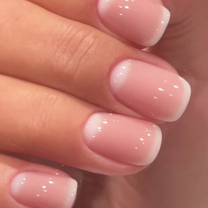 Premium Nagelkunst im eleganten French-Tip Design Brehn