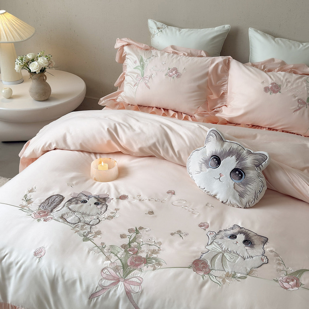 Luxuriöses besticktes Rüschensatin-Bettbezug-Set mit süßem Katzenmotiv