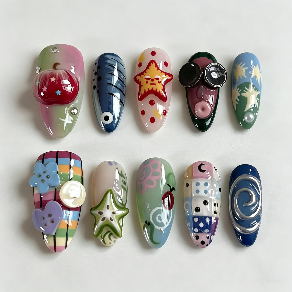 Künstlerisches Press-On-Nagelset mit verspielten Designs Brehn