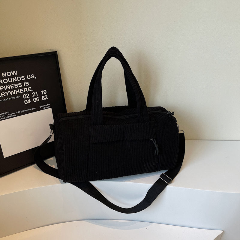 Sportliche Reisetasche Aus Flauschigem Cord-Material mit Verstellbarem Schulterriemen Brehn