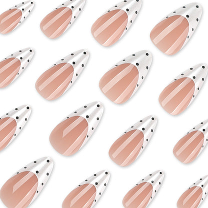 Kunstvolle Nagelkunst mit modernen Punkten und eleganter Spitze Brehn