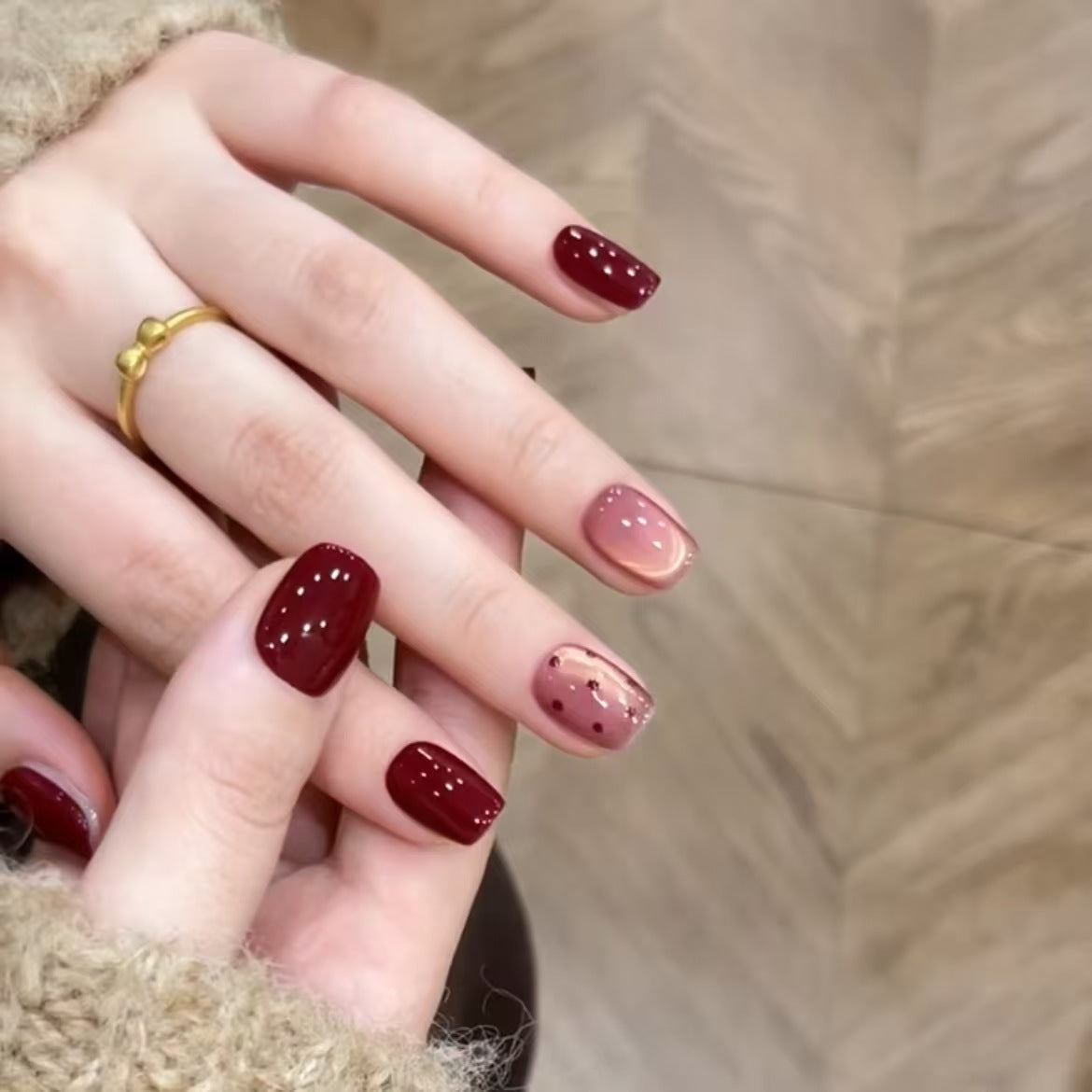 Künstlerische Nagelverlängerungen mit dekoren Akzenten
