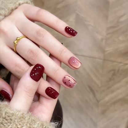 Künstlerische Nagelverlängerungen mit dekoren Akzenten