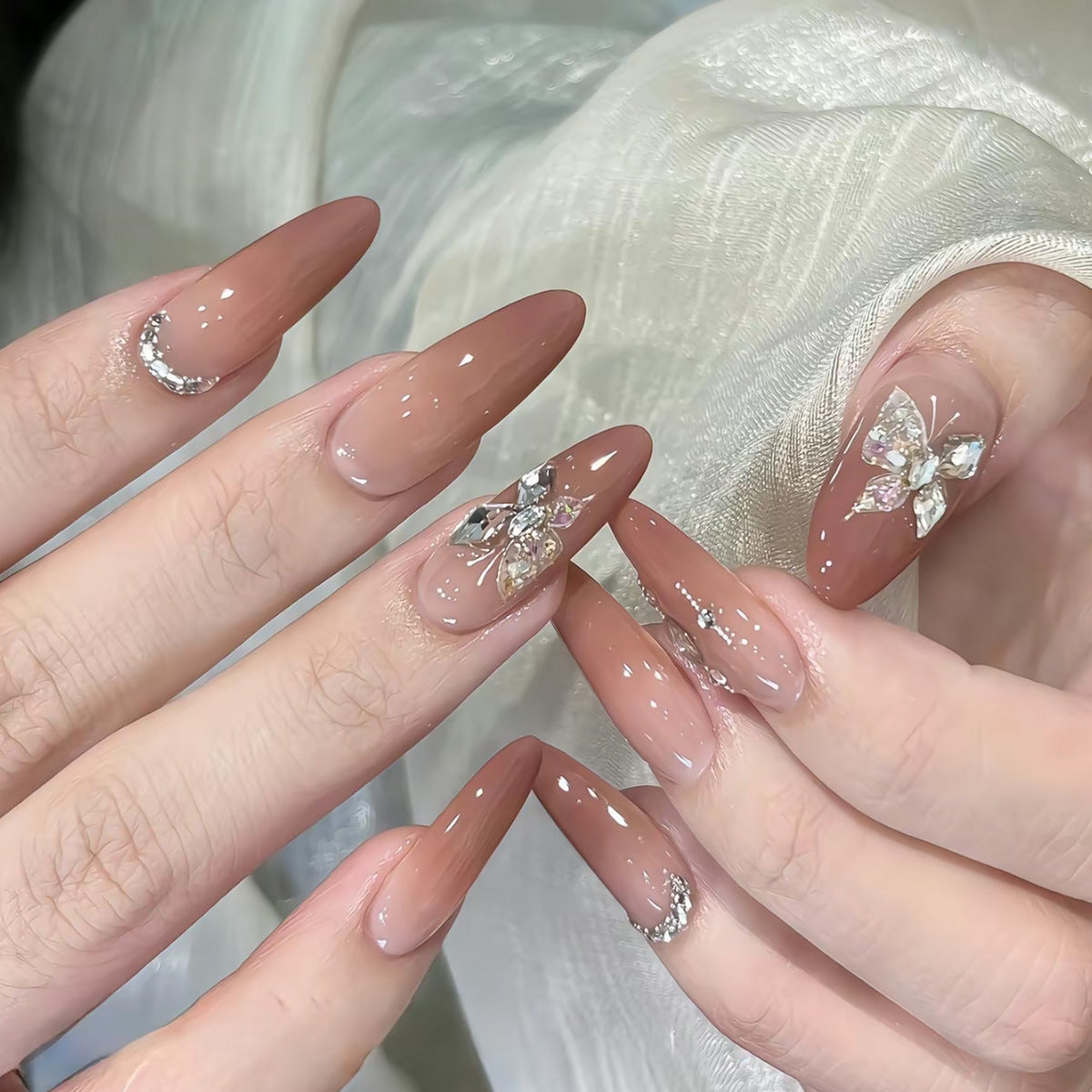 Elegante Stiletto Press-On Nägel mit verzierten Designs Brehn