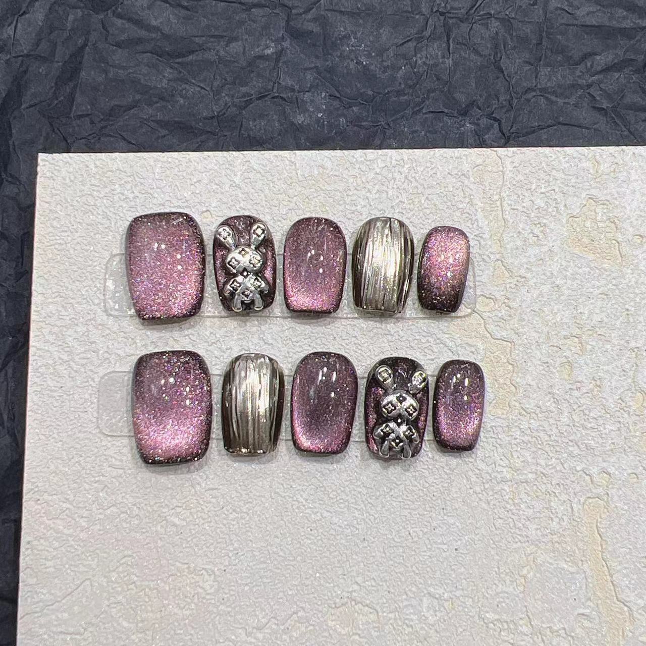 Glamouröses Press-On Nagelkunst Set mit eleganten metallischen Akzenten Brehn