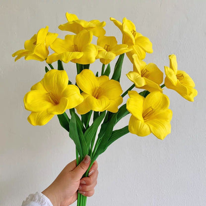 Lebensechte dekorative Blumenarrangement