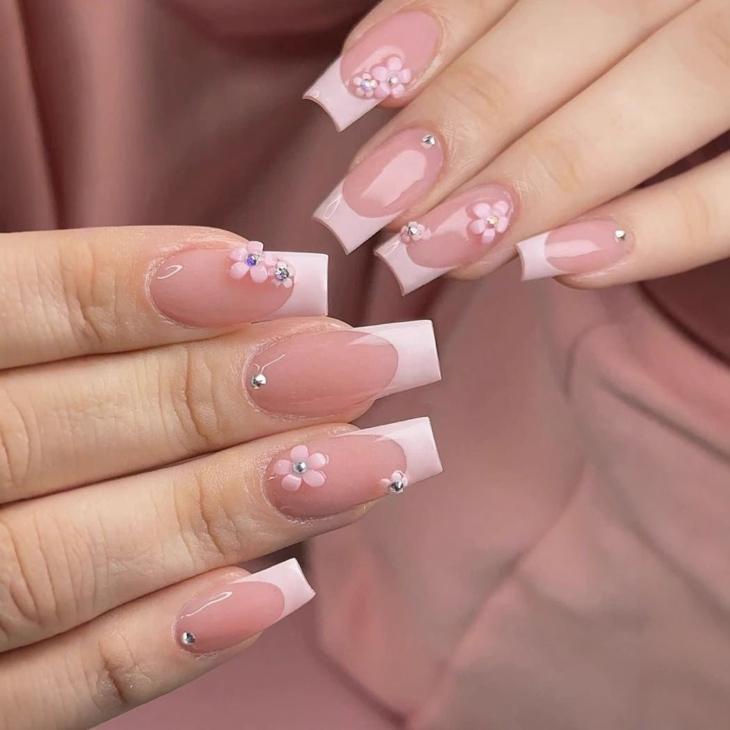 Kunstnagelset mit eleganten 3D-Blüten und glamourösen Strassakzenten Brehn