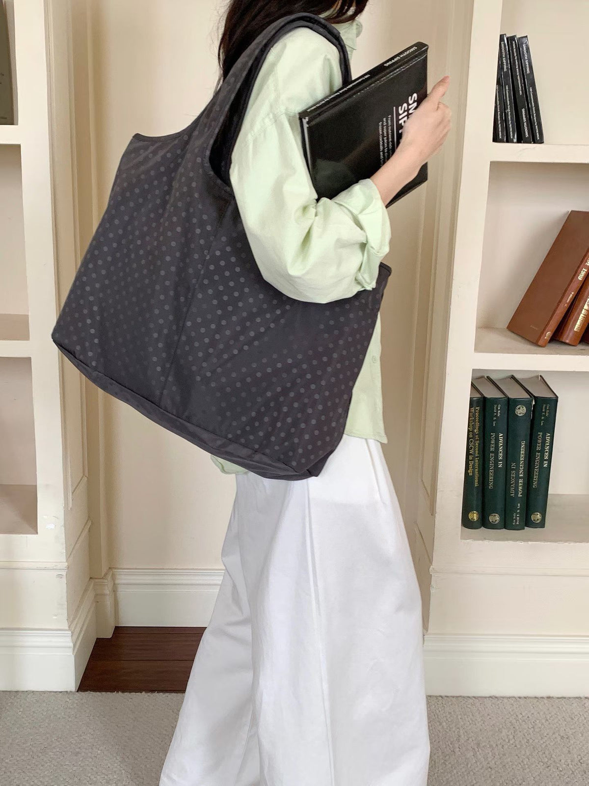 Geräumige Gepunktete Schultertasche