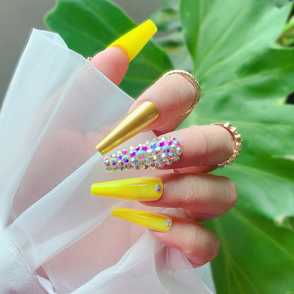 Dekorative Stiletto-Nagelerweiterungen mit Rhinestones