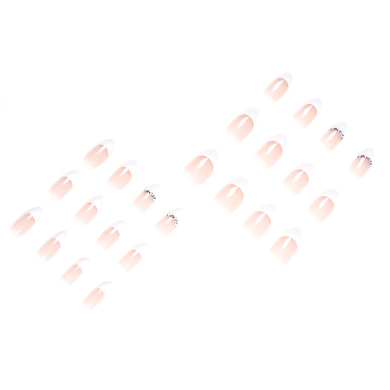 Stilvolle Nagelkunst mit Glitzer-Akzenten Brehn