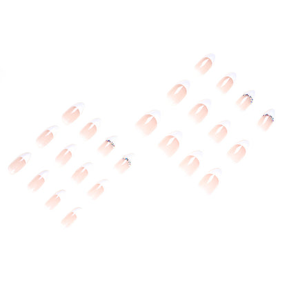 Stilvolle Nagelkunst mit Glitzer-Akzenten Brehn
