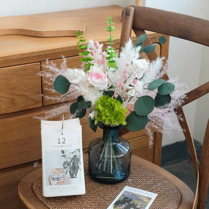 Künstlerische Trockenblumenarrangement