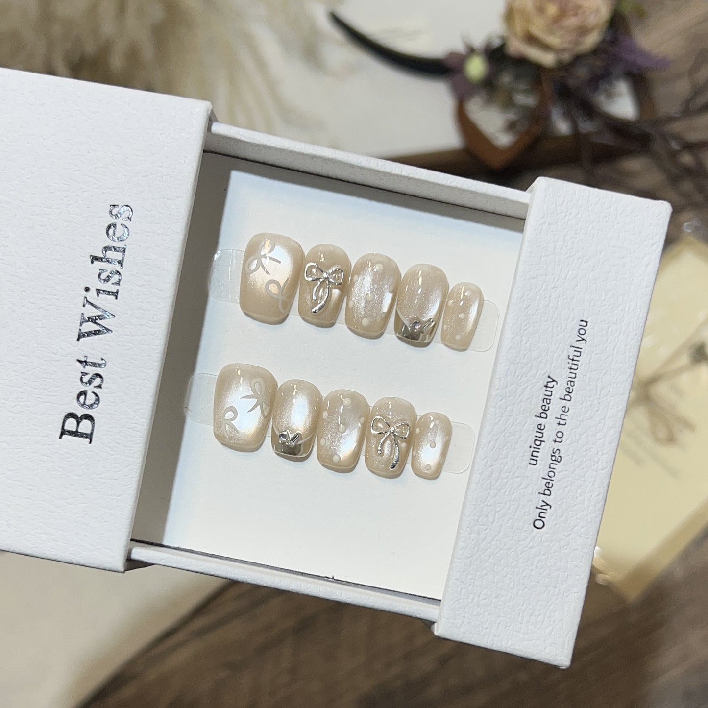 Elegantes mit Schleifen verziertes Press-On Nail Art Set Brehn