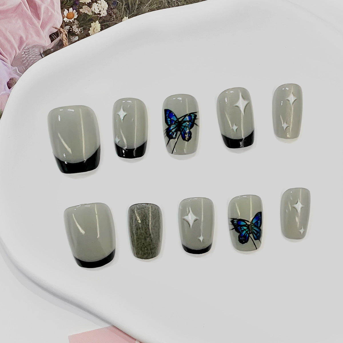 Kunstvolle Nagelspitzen mit Schmetterlings-Motiven Brehn