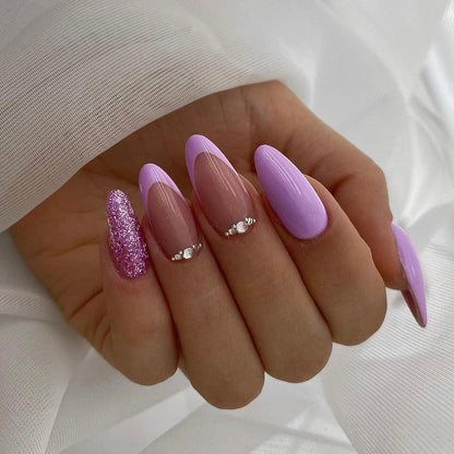 Kunstvolle Nagelkunst mit Glitzer- und Ombre-Effekten Brehn