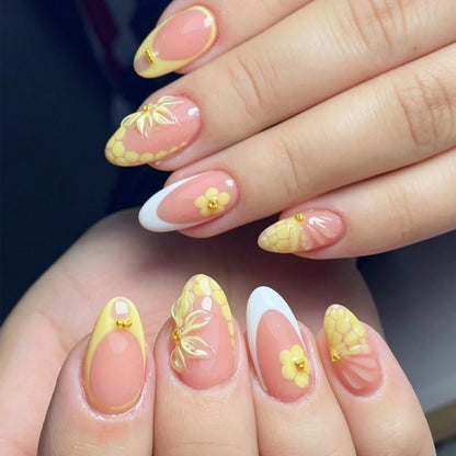 Kunstnagelset mit verspielten Blütenverzierungen Brehn
