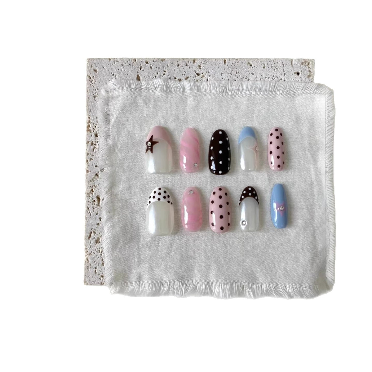 Kreatives gepunktetes Press-On Nagelkunstset