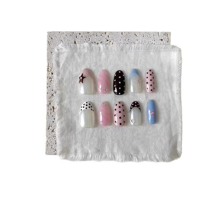 Kreatives gepunktetes Press-On Nagelkunstset