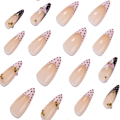 Kunstvolle Stiletto-Nägel mit floralen Akzenten und Glitzer Brehn