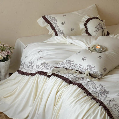 Bestickte Blumen-Satin-Bettwäsche mit Rüschensaum und dekorativen Kissenbezügen