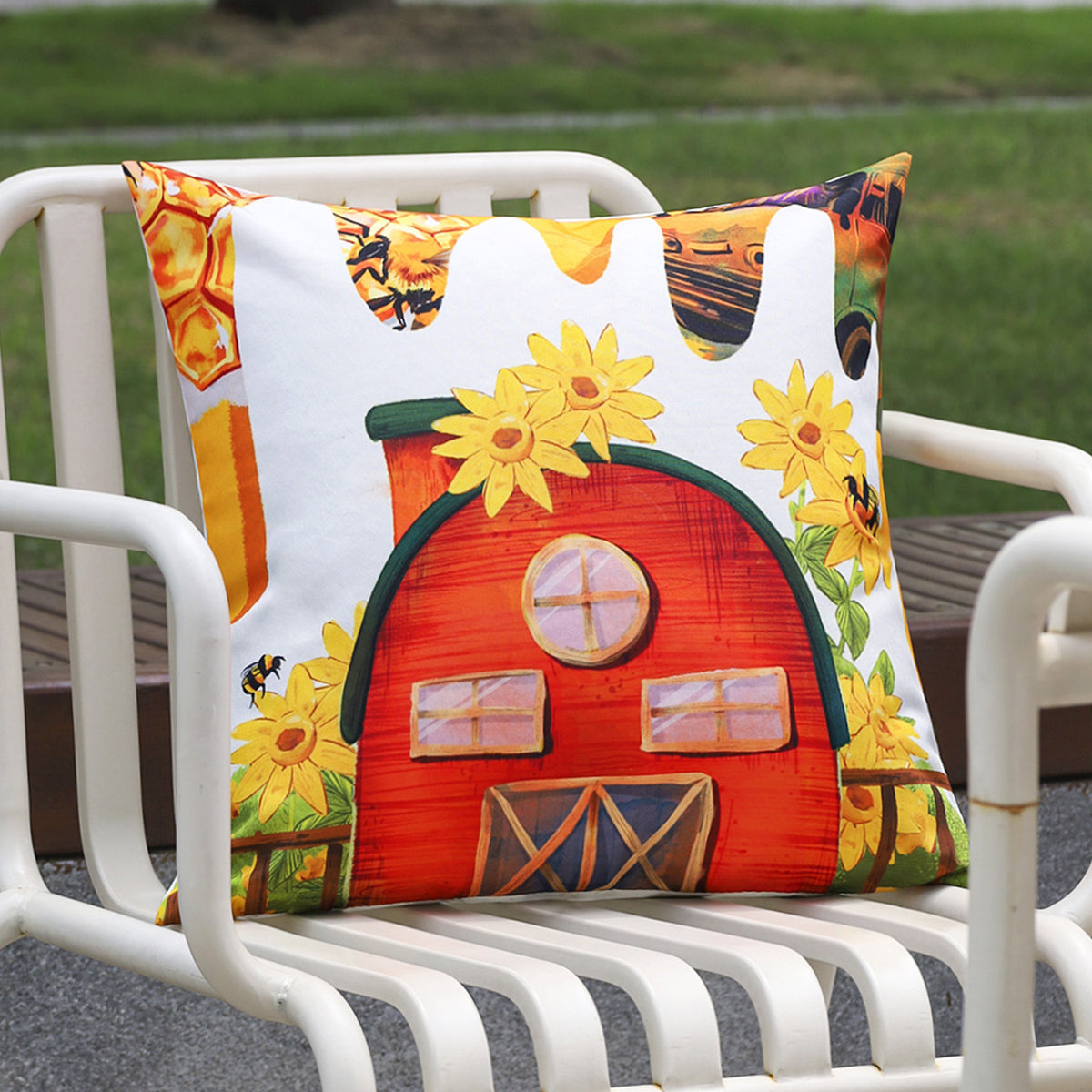 Quadratischer dekorativer Kissenbezug mit detailreichem Bienen‑ und Wabenprint Brehn