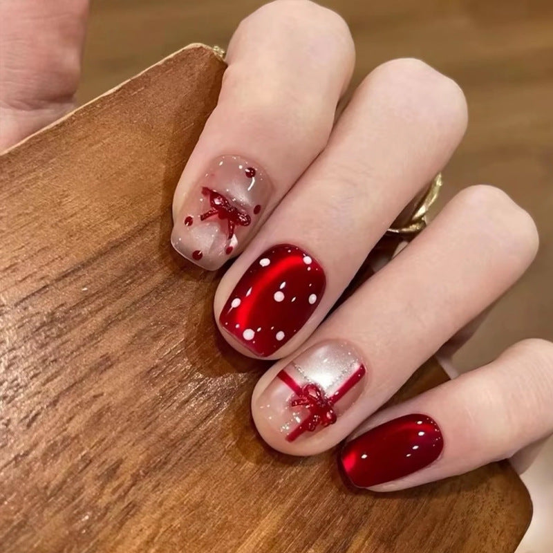 Kunstnagelset mit festlichem Geschenk-Design und eleganten Glitzer-Akzenten Brehn