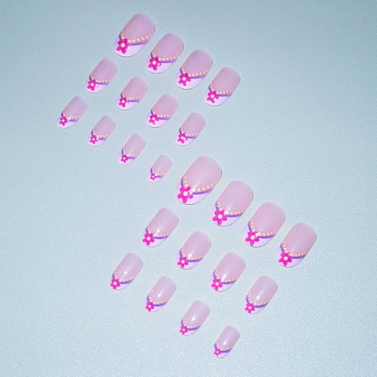 Künstlerische Blumenspitzen Nagelkunst