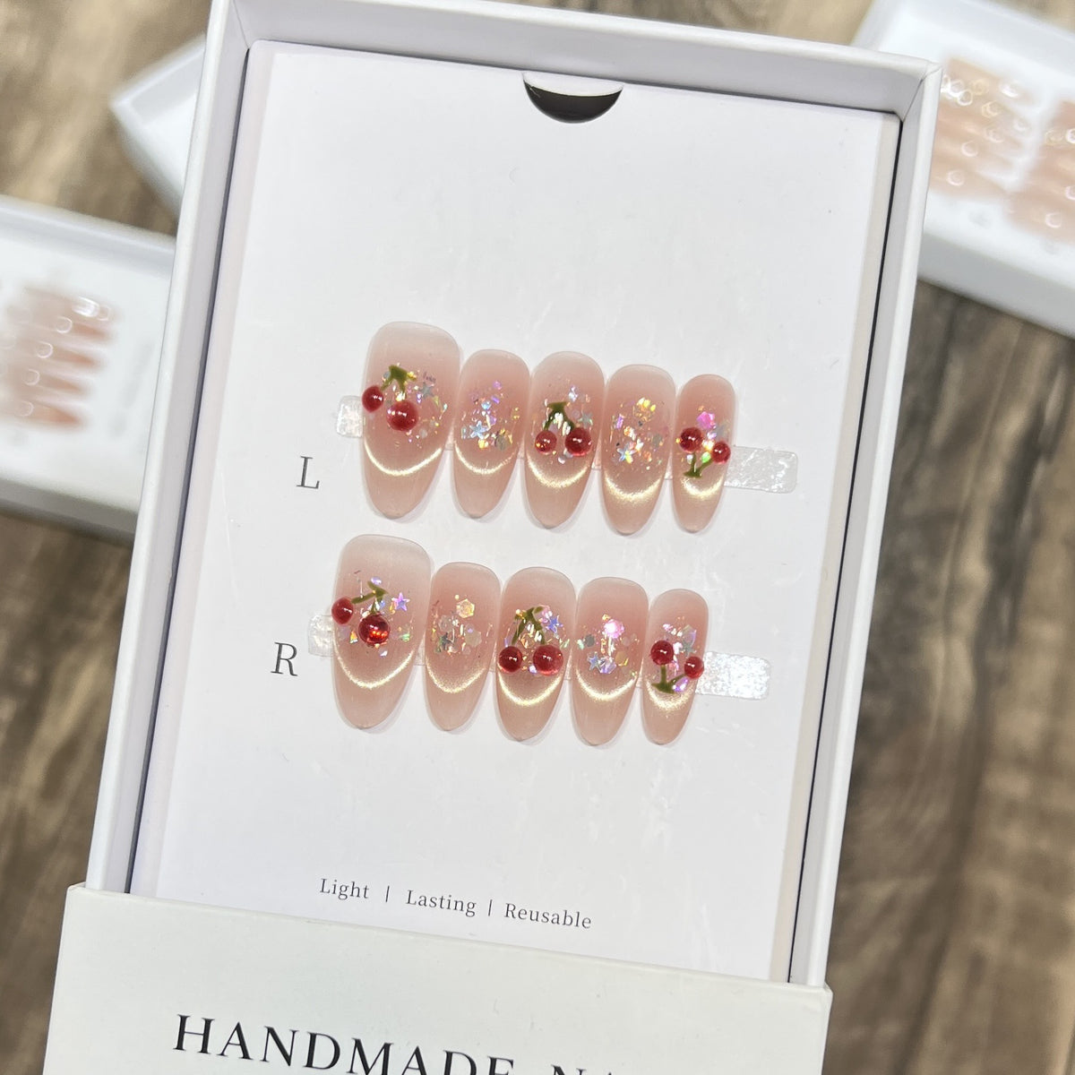 Handgefertigtes Kirsche-Prägung Press-On Nail Set Brehn
