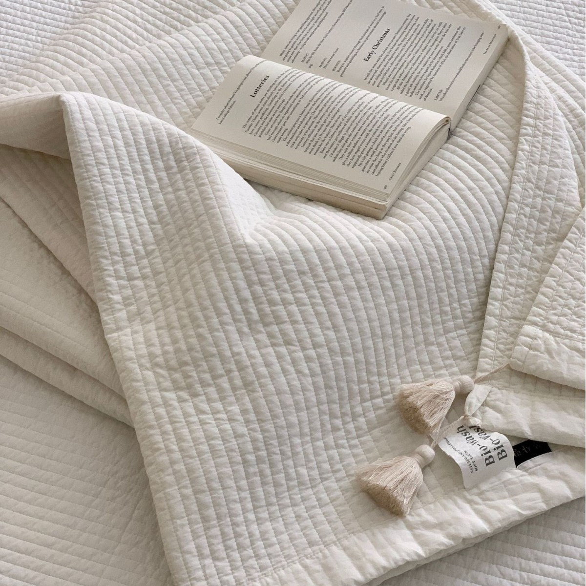 Leichte Steppdecke mit Quasten und Baumwoll-Quiltstruktur