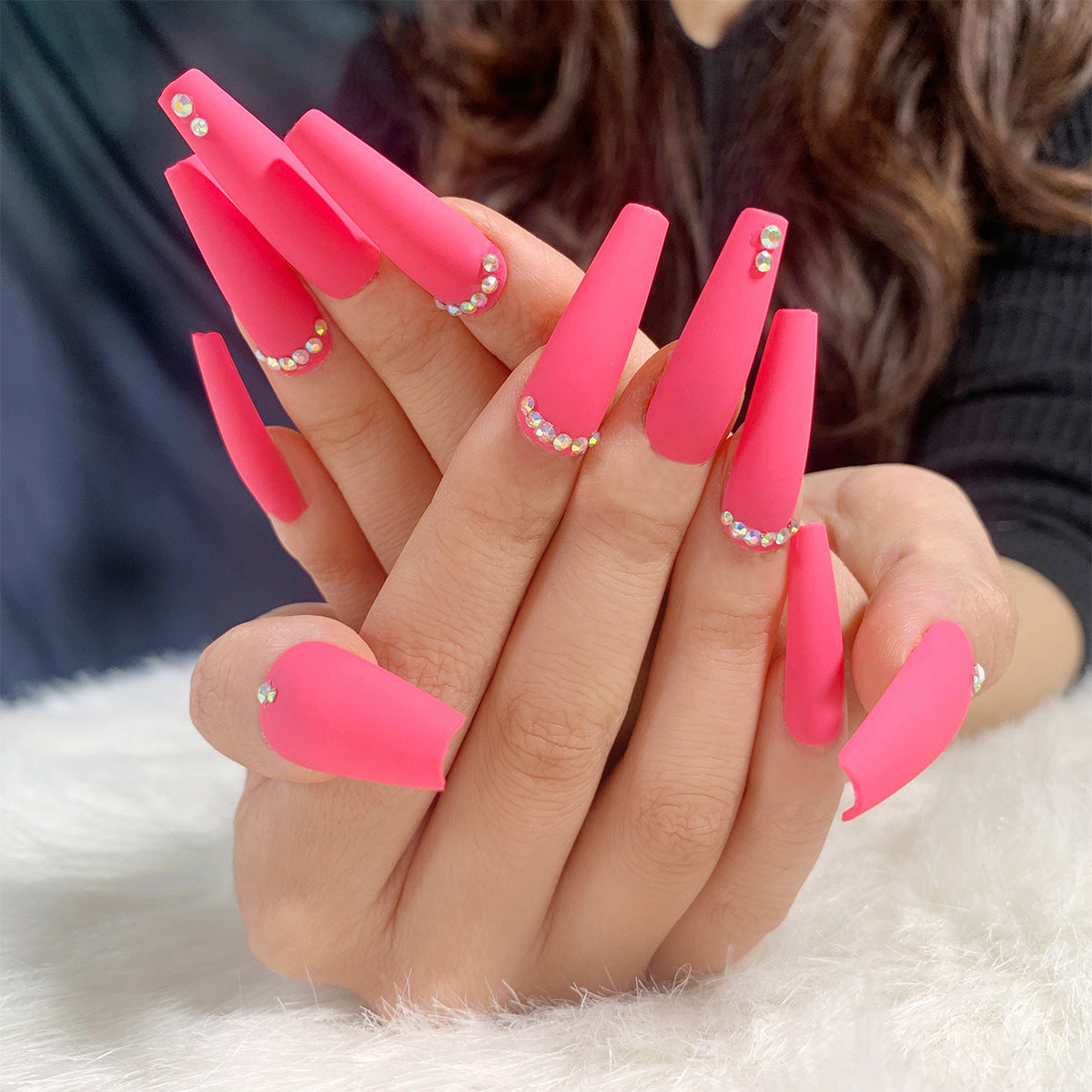 Kunstnagelset mit mattem Finish und funkelnden Strassverzierungen Brehn