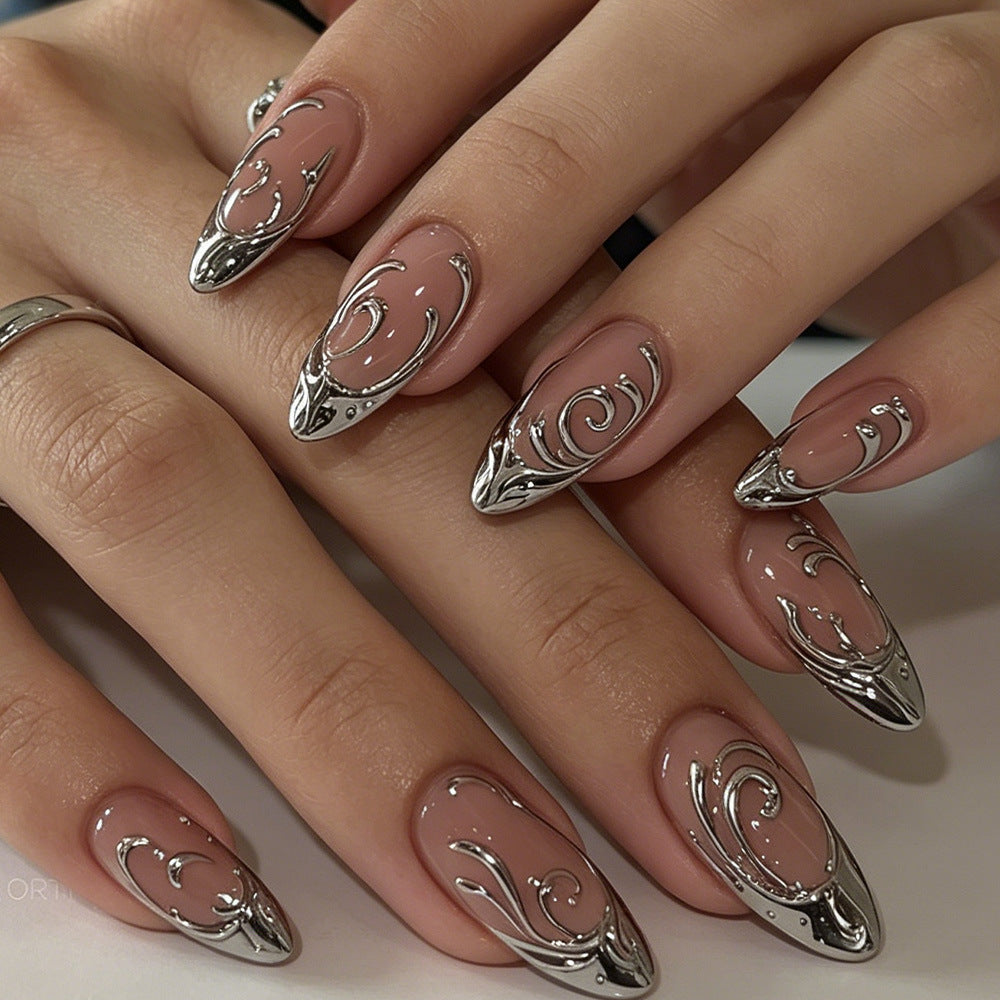 Aufwändig skulptierte Press-On Nail Art Brehn