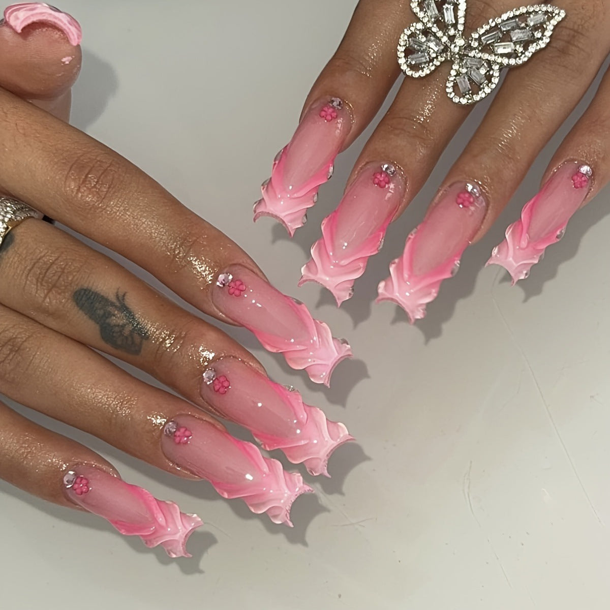 Kunstnagelset mit floralem 3D-Design und glitzernden Akzenten Brehn