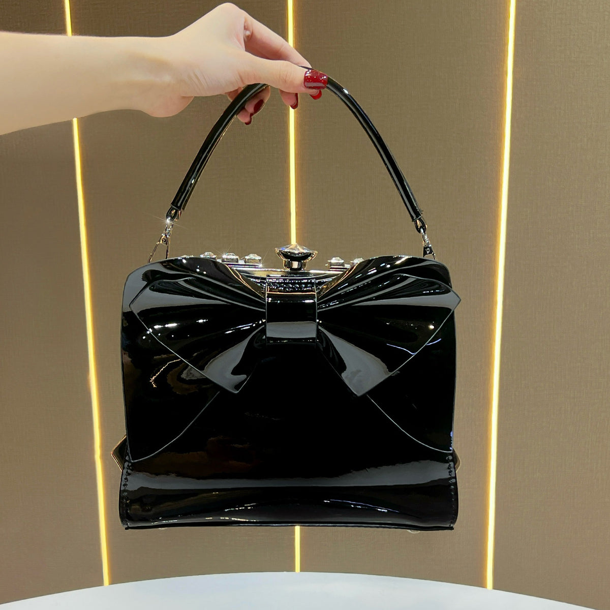 Elegante Handtasche mit Bogenakzent