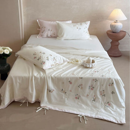 Luxuriöse Satin-Bettwäschegarnitur mit zarter Blumenstickerei und Bandverschluss Brehn