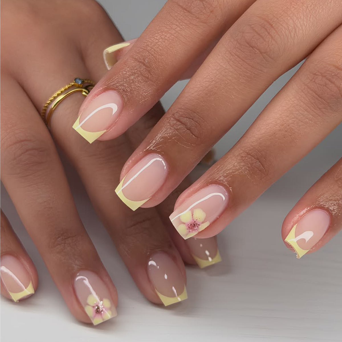 Kunstvolle French-Tip Nägel mit Blumenverzierungen Brehn