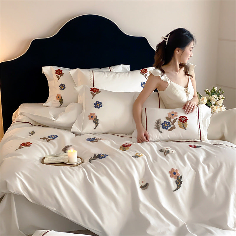 Bestickte Baumwollsatin-Bettwäsche mit verstreuten 3D-Blumenaapplikationen und gefransten Kissenbezügen