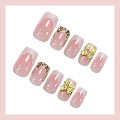 Kunstnagelset mit glamourösen 3D-Verzierungen Brehn