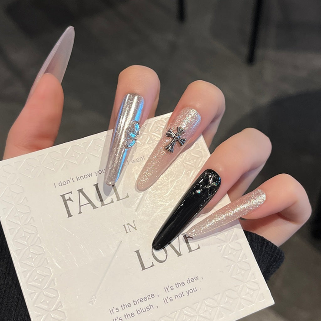 Künstlerische Stiletto Press-On Nagelkunst mit schimmernden Akzenten Brehn