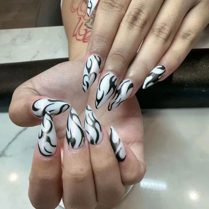 Künstlerisch von Flamme inspiriertes Stiletto-Nageldesign