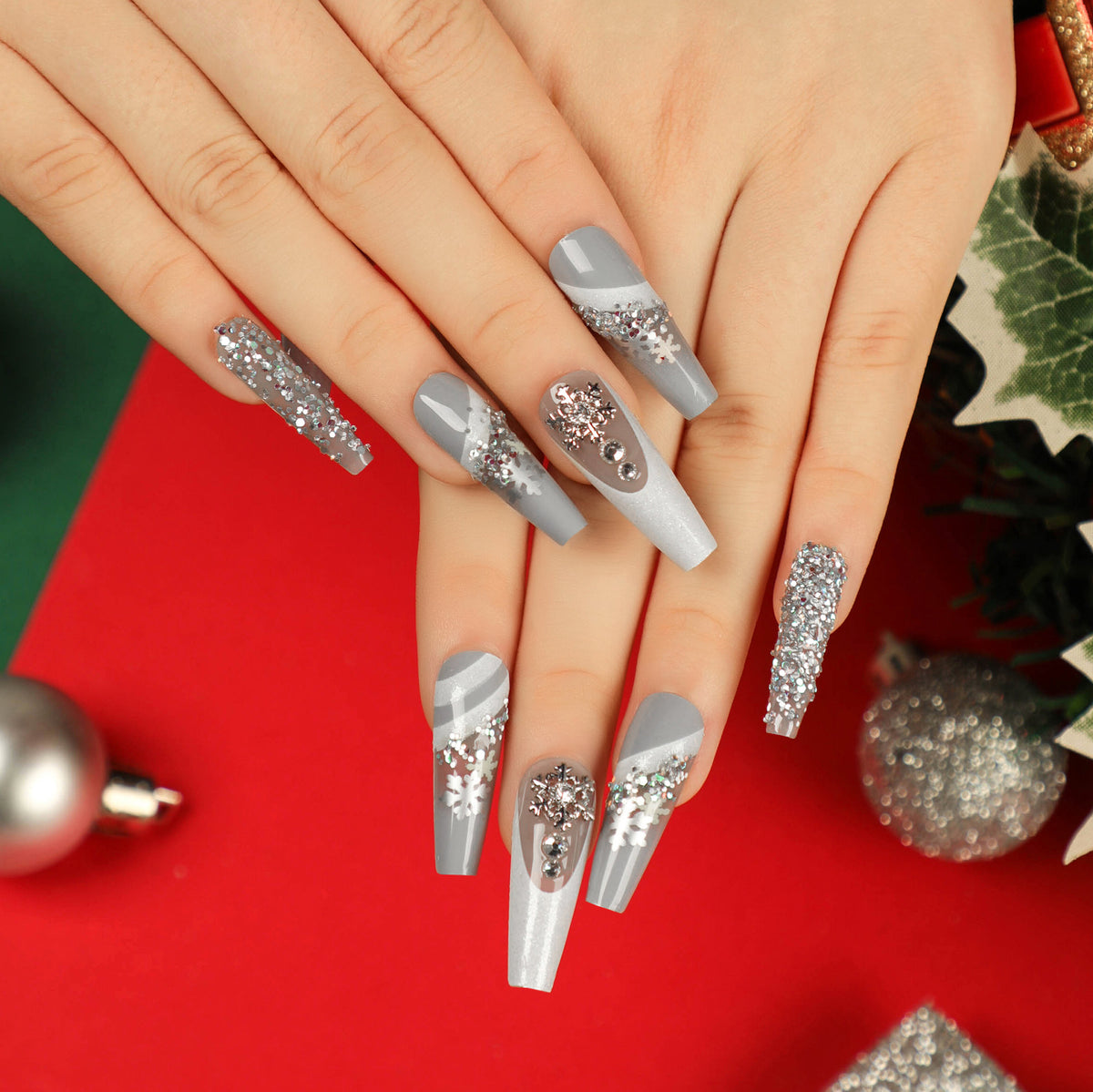 Kunstvolle Nagelverlängerungen mit Glitzer und Strassverzierungen Brehn