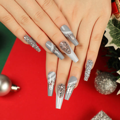 Kunstvolle Nagelverlängerungen mit Glitzer und Strassverzierungen Brehn