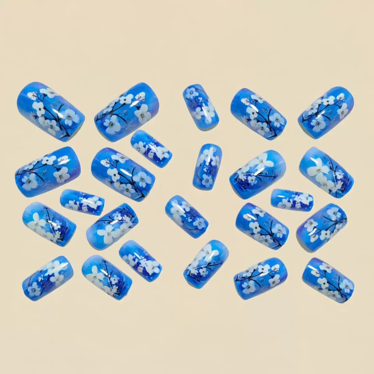 Kunstnagelset mit floralen Designs und Glitzerakzenten Brehn