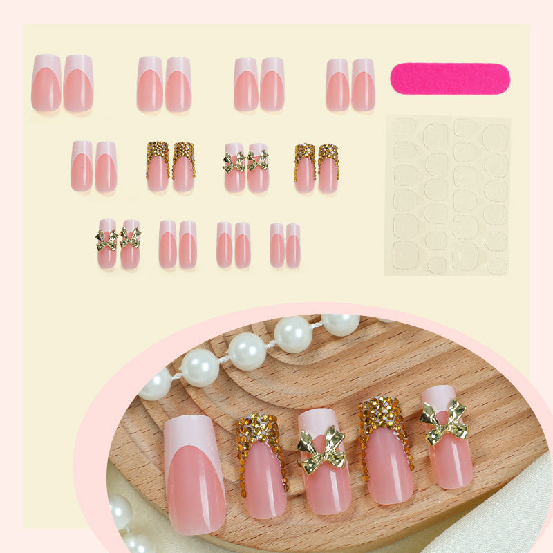 Dekoratives Press-On Nail Art Set mit elegantem Bogen und Edelstein-Akzenten Brehn